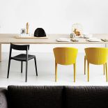 Heron Wood – metalowy, pokryty drewnem, od 11 800 zł. Krzesła: tapicerowane Amelie, 1500 i 2100 zł/szt.,