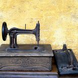 Historia wynalezienia maszyny do szycia z seksem w tle.