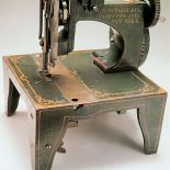 Historia wynalezienia maszyny do szycia z seksem w tle.