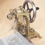 Historia wynalezienia maszyny do szycia z seksem w tle.