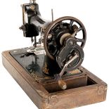 Historia wynalezienia maszyny do szycia z seksem w tle.