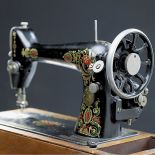 Historia wynalezienia maszyny do szycia z seksem w tle.