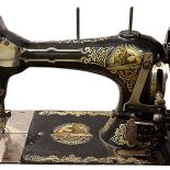 Historia wynalezienia maszyny do szycia z seksem w tle.