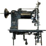 Historia wynalezienia maszyny do szycia z seksem w tle.