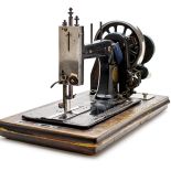 Historia wynalezienia maszyny do szycia z seksem w tle.