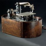 Historia wynalezienia maszyny do szycia z seksem w tle.