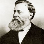 Historia wynalezienia maszyny do szycia z seksem w tle.