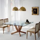 Hit: drewniane nogi i szklany blat. Za stół Gobelin firmy Cattelan Italia zapłacimy od 2482 euro, za krzesło Melissa