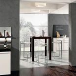 Hit ostatnich miesięcy - nieproporcjonalnie wysoki stolik. Do tego krzesła hockery firmy Huelsta. ASYMETRIA STUDIO