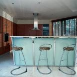 Hockery przy kuchennym blacie- idealne miejsce na śniadanie.