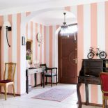 Hol jest rozległy, bo Monika i Robert uwielbiają tańczyć i gdy pojawiają się goście, hol zamienia się w dance floor.