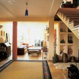 Hol łączy się z salonem. Miejsce dla drobiazgów