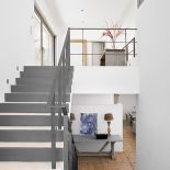 Hol połączony z salonem: połączenie drewna i betonowych elementów dodaje wnętrzu naturalności, ale i nowoczesności.