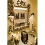 Hol to centralny punkt mieszkania. Zdobią go bogato rzeźbione lustro z konsolą wykonane w firmie