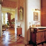 Hol to łagodne przejście pomiędzy odmiennymi stylistycznie częściami mieszkania.