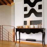 Hol to świetne miejsce, by pochwalić się dziełami sztuki. Na konsoli można ustawić kolekcję świec albo ceramikę. INTER-COMODO