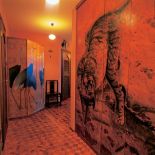 Hol zdobią malowidła w orientalnym stylu - szafy wnękowej strzeże tygrys, na parawanie