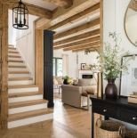 biały hol z drewnem