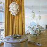 Takie widoki zobowiązują. Nowoczesny, luksusowy apartament został więc urządzony tak, żeby nic ich nie zasłaniało. Nawet