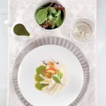 Homar z zielonym sosem i trwą cytrynową.