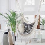 fotel wiszący w salonie w stylu skandynawskim