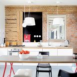 I drewno, i cegła, i kryształowe lustro - właściciele uważają kuchenną ścianę za najbardziej artystyczną w całym domu.