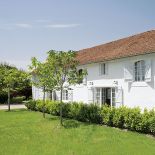 I pomyśleć, że to była mała brązowa stodoła z mnóstwem małych brązowych pokoi