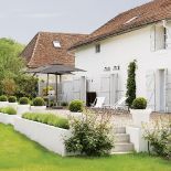 I pomyśleć, że to była mała brązowa stodoła z mnóstwem małych brązowych pokoi.