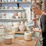 Irmina Helak tworzy swoją porcelanę, korzystając z wielu technik i metod, ceramicznych oraz szklarskich.