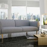 Ich faliste linie zainspirowały twórców kolekcji Enna. Ciekawym kontrastem dla delikatnych kształtów kanapy jest surowa