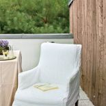 Idealne miejsce do czytania. Dom drzewami otulony