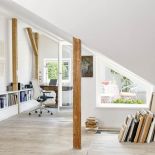 Idealne światło jest największym atutem tego domu i pracowni. Przy czym mowa nie o lampach, lecz ułożeniu okien, świetlików