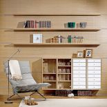 Idealny kącik do czytania. Zestaw półek i wiszących kubików (w fornirze dębowym) kosztuje ok. 5500 euro. MUUNTO