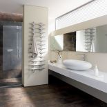 Ideos – dizajnerskie ciepło. Ramiona grzejnika kształtem przypominają gwiazdy, całość wygląda lekko i elegancko. KERMI