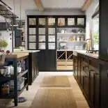 wyspa w czarnej kuchni