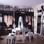 Ikea. Toaletka jako element wyposażenia bardzo dużej garderoby.