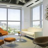 Ikony dizajnu: Bird Chair Harry’ego Bertoi z 1952 r. i Executive Arm Chair Eero Saarinena z 1950 r.