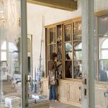 Imponującej wielkości regał na książki z przeszklonymi drzwiami.