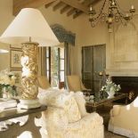 Imponujący kominek dekoratorka wnętrz zobaczyła podczas zwiedzania zamku nad Loarą. Wyjęła dyskretnie szkicownik, by pomysł