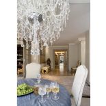 Imponujący krysztalowy żyrandol z Hiszpanii sprawia, że czujemy się tu jak w pałacu. I nawet gdy za dnia żadna