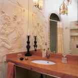 Indyjska płaskorzeźba w łazience, to dzieło polskiej artystki.