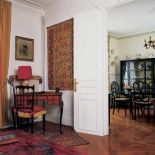 Inkrustowana holenderska serwantka z pokoju stołowego należała kiedyś do dziadka Anny, wraz z nim przywędrowała