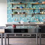 Inteligentny sprzęt kuchenny wystawiamy na półki i blaty.