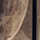 Interesujące połączenie ceramicznych płytek i kamienia.