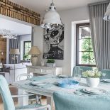 Iwona w internecie znalazła nie tylko meble i dodatki, ale też obrazy. Nad konsolą grafika Tomasza Trafiała. Rustykalny stół