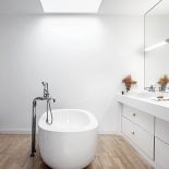 Iza i Robert chcieli zbudować dom zawsze modny. Żadnych kafelków, bibelotów i złotych klamek. Prosty,