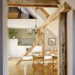 Jadalnia jest otwarta na kuchnię. Rustykalny minimalizm