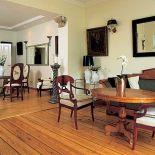 Jadalnia jest otwarta na salon. Elegancja biedremeieru