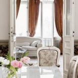 Jadalnia jest otwarta na salon. Klasyka z odrobiną Prowansji