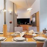 Jadalnia łączy się z kuchnią. Dom otwarty na las